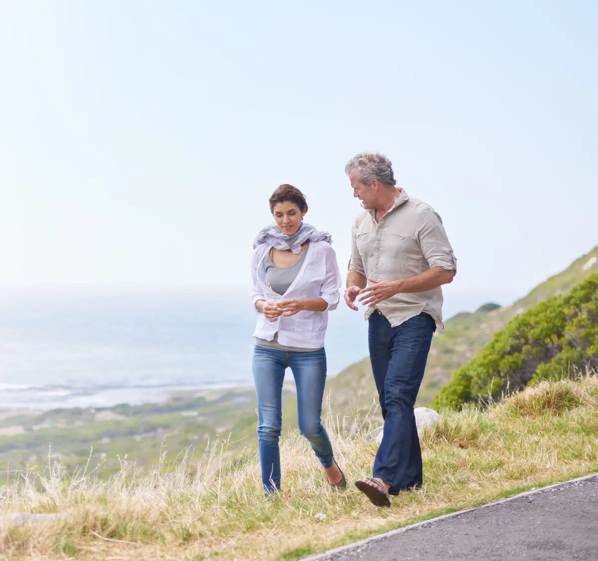 Paar spaziert am Meer – frische Luft, Sauerstoff und Ozon für Gesundheit und Vitalität
