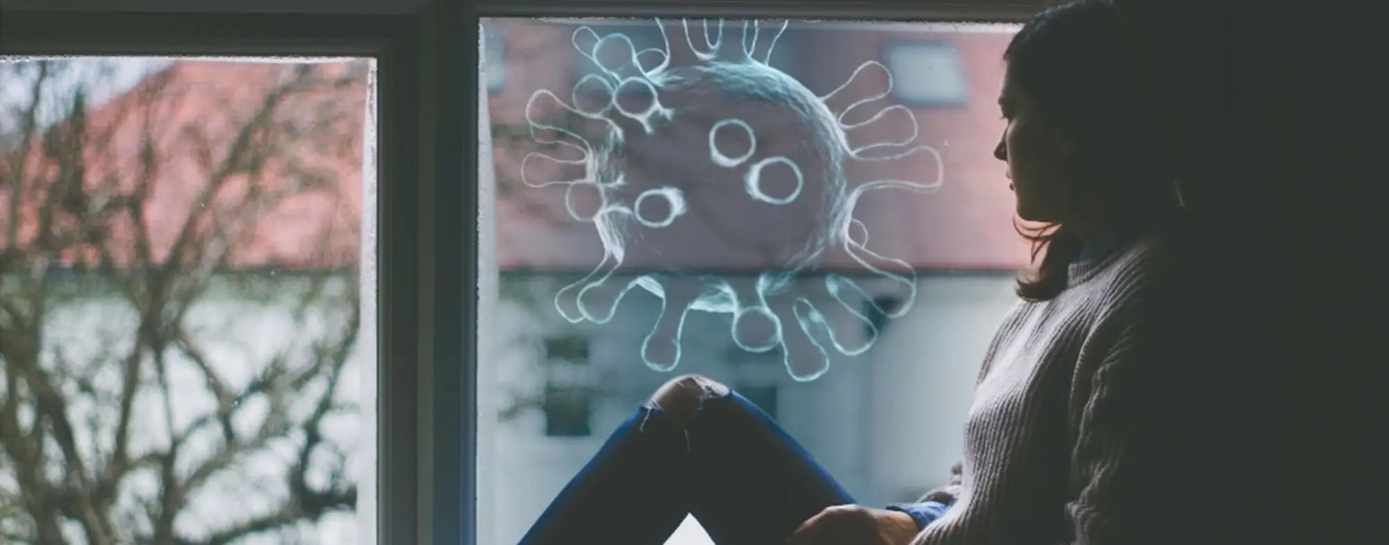 Erschöpfte Frau sitzt am Fenster, im Glas spiegelt sich das Corona-Symbol – Symbol für Long Covid und chronische Müdigkeit