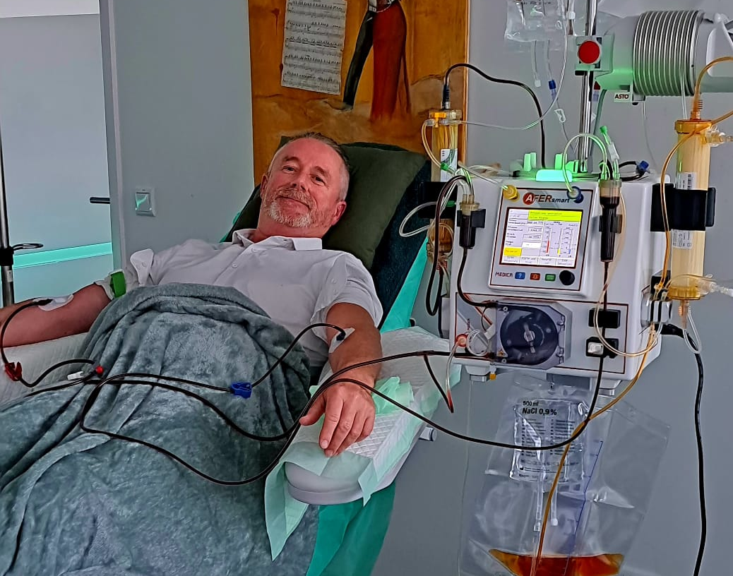 Patient liegt entspannt auf Liege während einer Apherese-Behandlung bei VitaSangius in Potsdam. Im Bild ist das moderne Apherese-Gerät sichtbar.